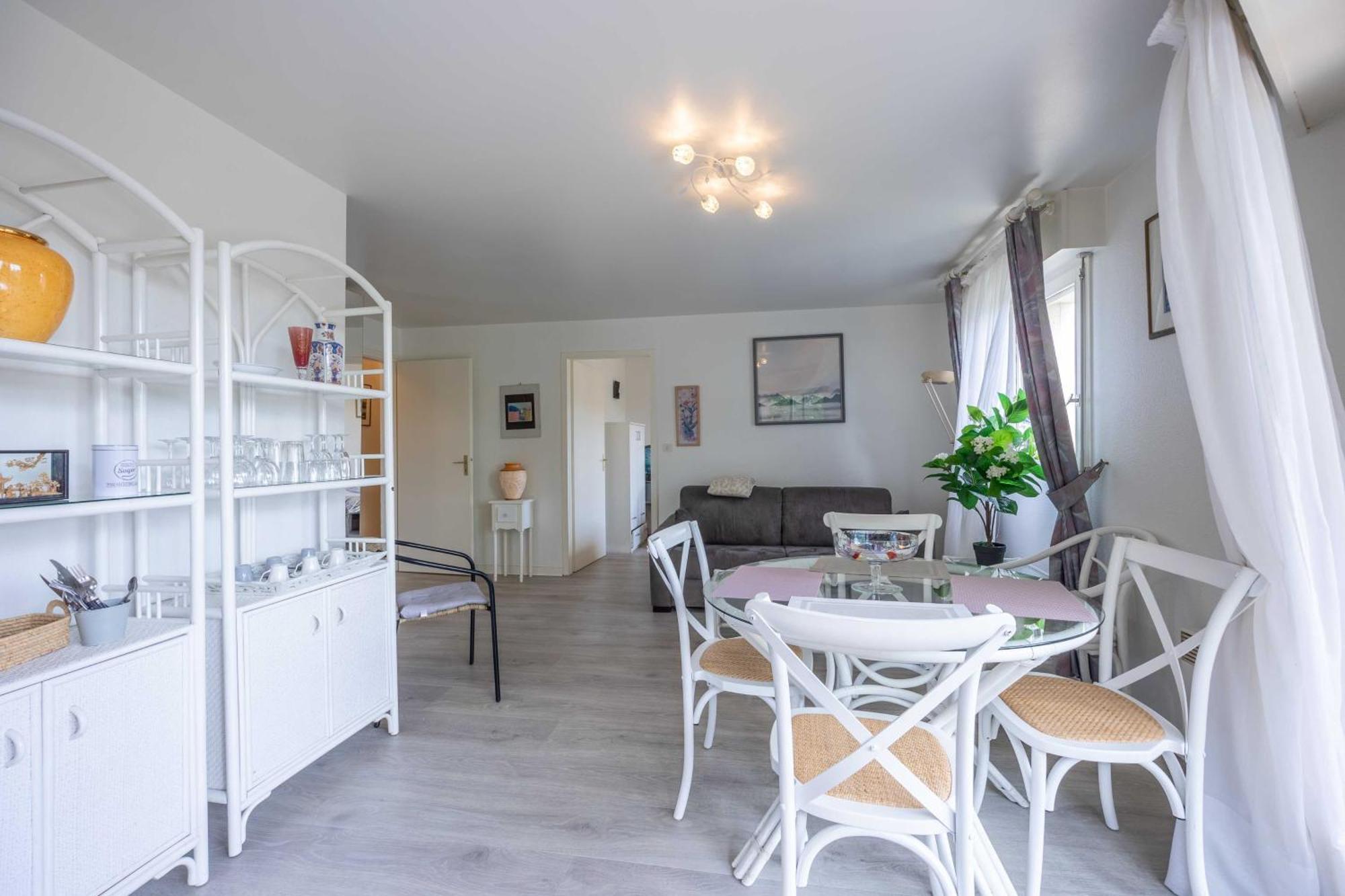 Apartment With Parking And Balcony Near The Beach Deauville Exterior photo